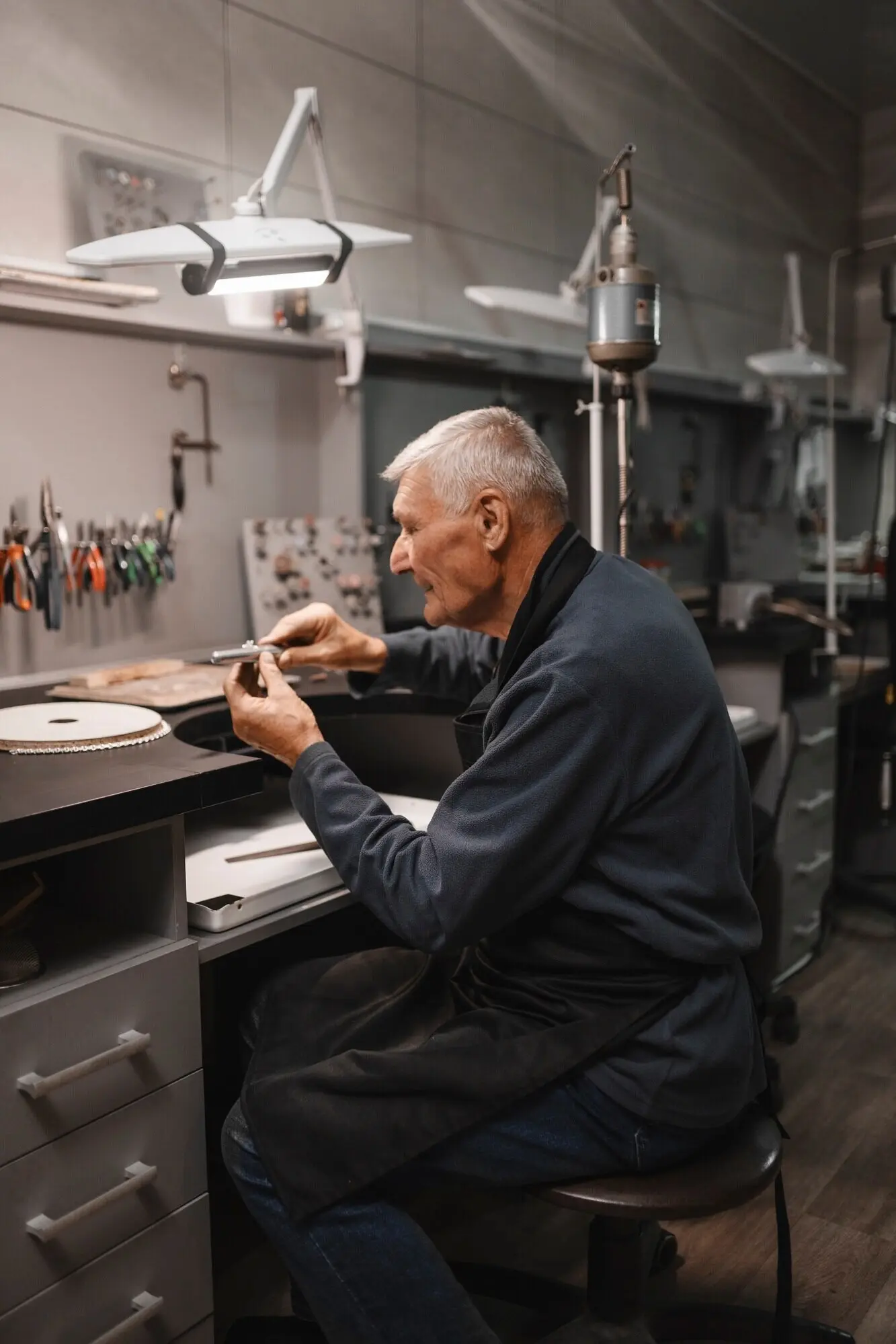 Männlicher Juwelier bei der Arbeit im Geschäft.